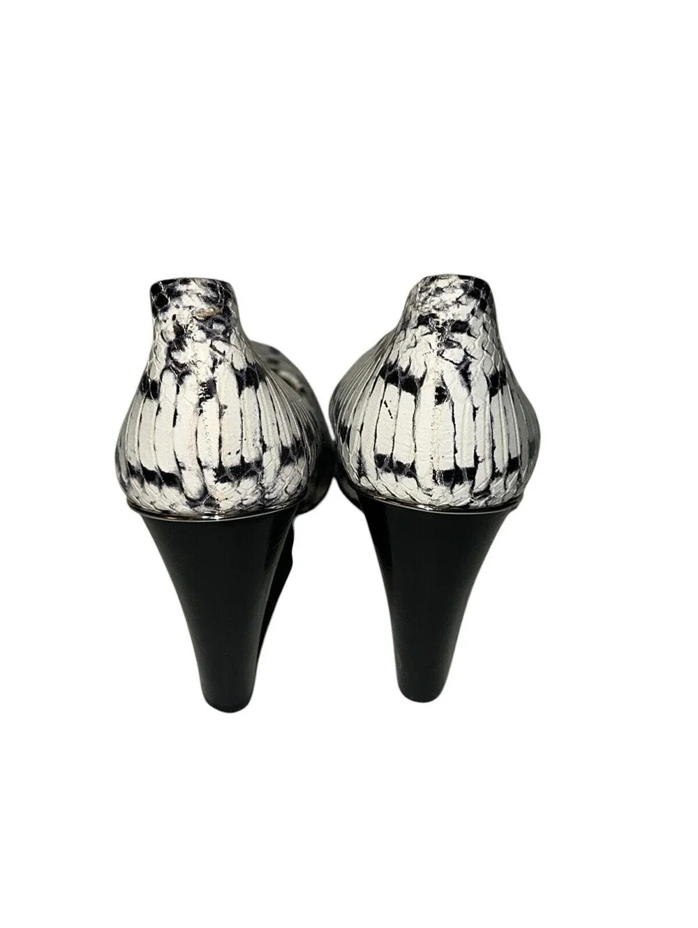 Coach Orchard White & Black Snakeskin Size 8 closed toe wedge heels Excellent